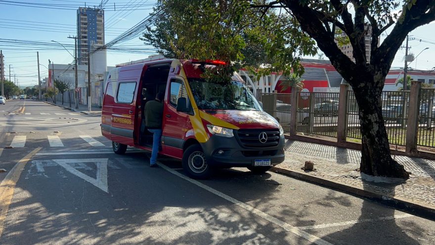 Acidente de trânsito no centro de Cascavel deixa motociclista ferida