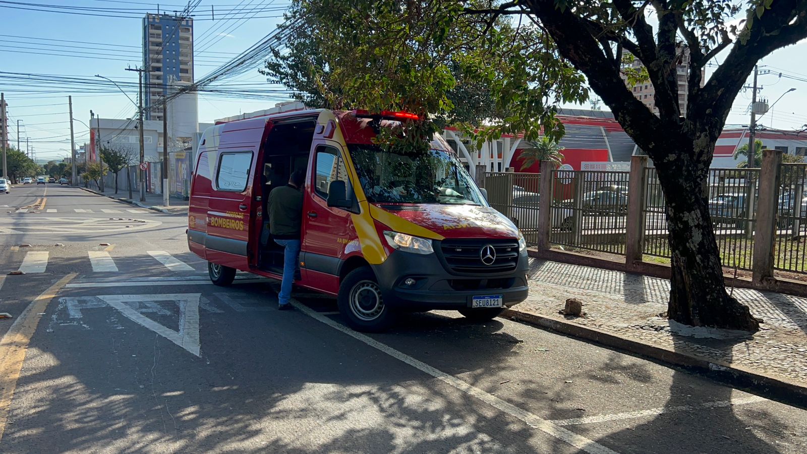 Acidente de trânsito no centro de Cascavel deixa motociclista ferida Acidente de trânsito no centro de Cascavel deixa motociclista ferida