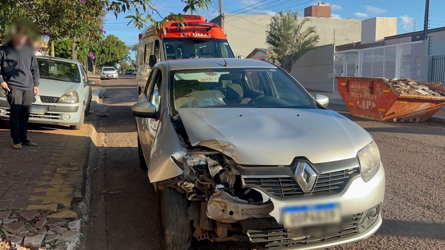Homem é socorrido pelo Samu após colidir com carro estacionado