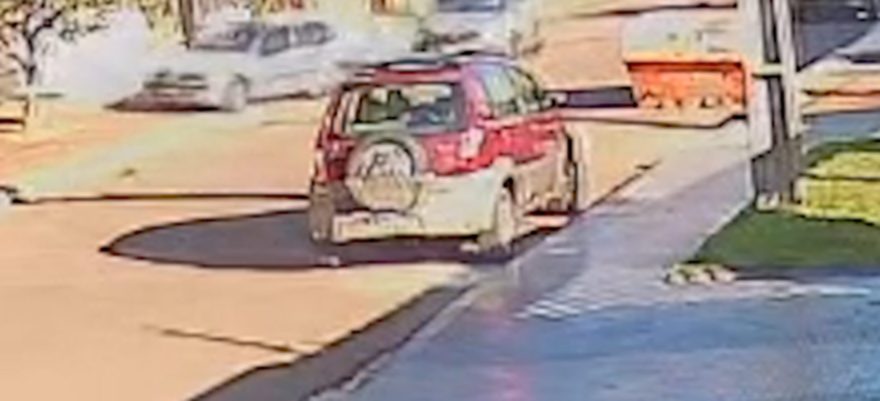 Câmera registra momento em que Logan colide contra carro estacionado no Tropical
