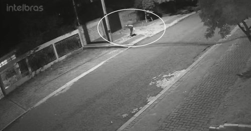 Nem o frio espanta os bandidos: Câmera registra furto de fios de cobre no Coqueiral Imagem referente a Nem o frio espanta os bandidos: Câmera registra furto de fios de cobre no Coqueiral