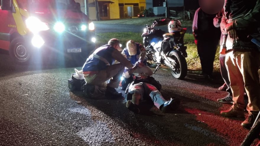 Colisão entre moto e carro deixa homem ferido no Interlagos
