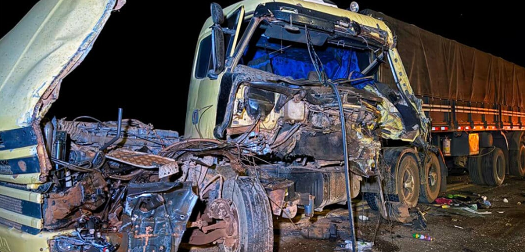 Acidente entre duas carretas na BR-163 deixa motorista ferido Acidente entre duas carretas na BR-163 deixa motorista ferido