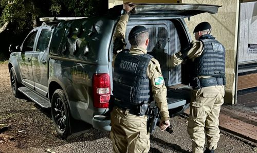 PM intercepta comboio e apreende carros cheios de cigarro e inseticida PM intercepta comboio e apreende carros cheios de cigarro e inseticida