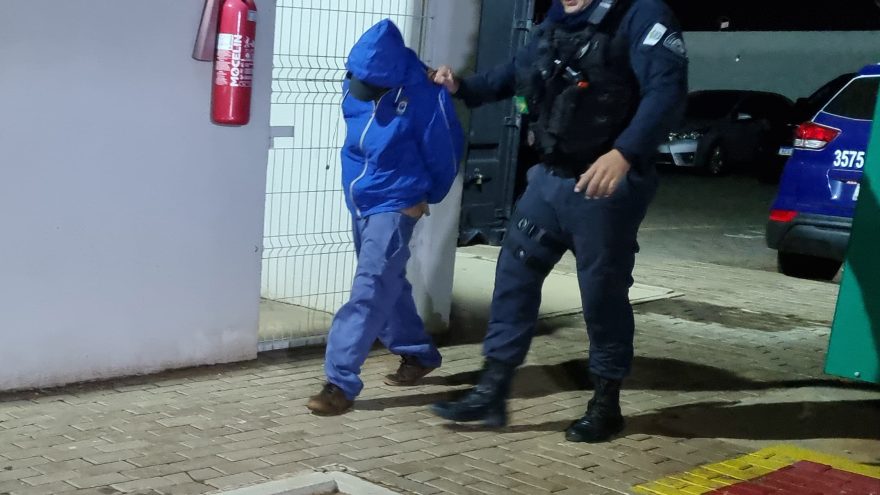 Motociclista é detido pela Guarda Municipal após ser flagrado trafegando na faixa exclusiva de ônibus