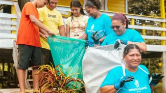 Bônus para catadores impede que plásticos poluam rios da Amazônia