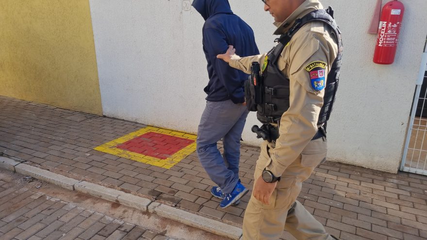 Homem é preso após invadir casa e agredir ex-esposa e o filho no bairro Morumbi, em Cascavel