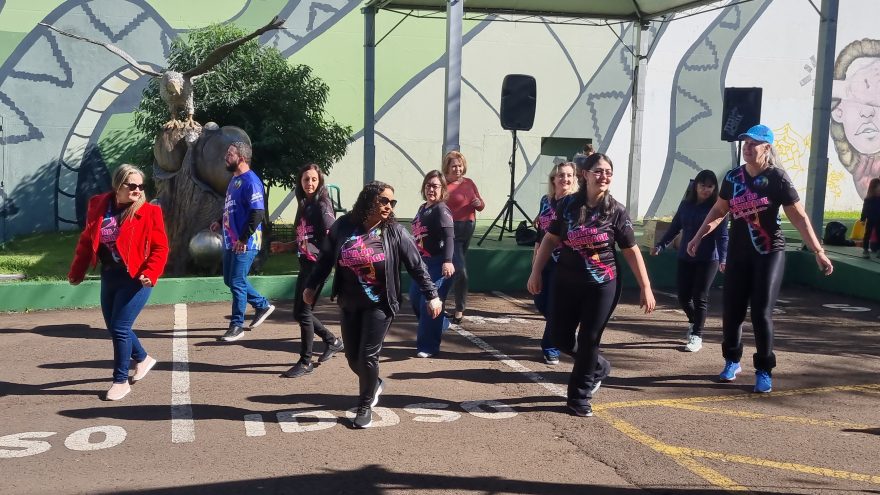 Domingo em clima de festa: Feira do Teatro tem carros antigos, passinho do Flashback e muita arte em Cascavel