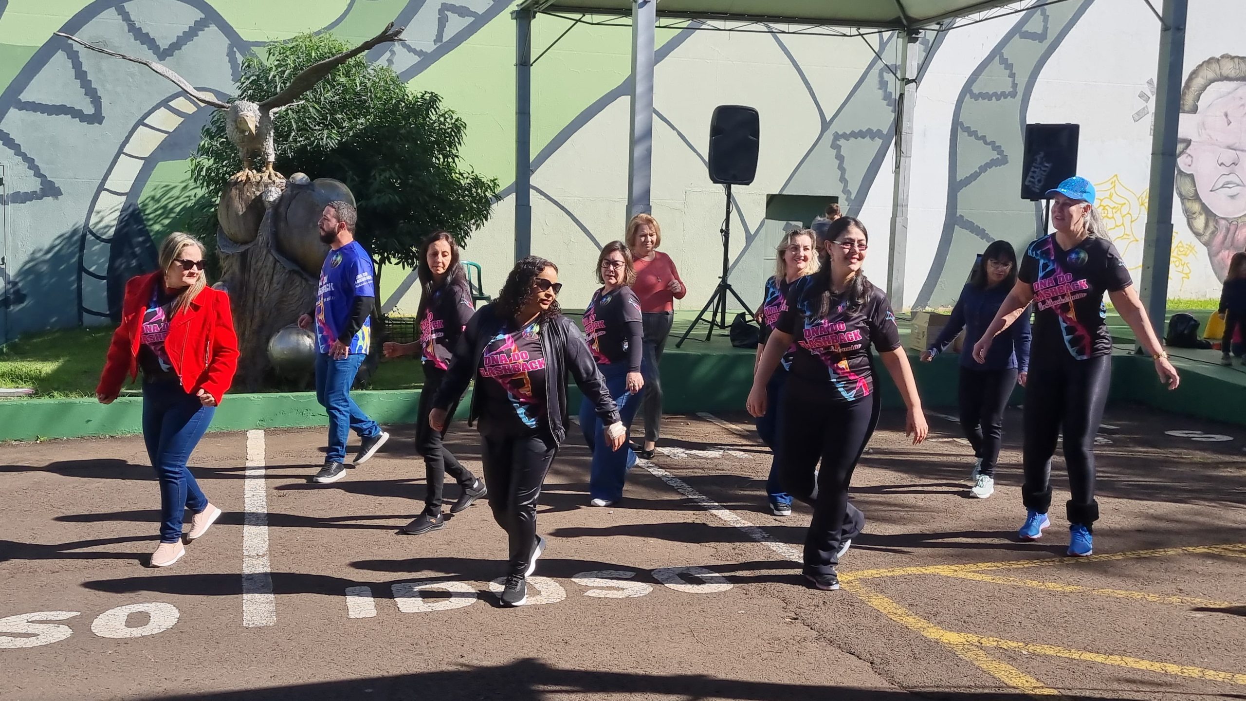 Domingo em clima de festa: Feira do Teatro tem carros antigos, passinho do Flashback e muita arte em Cascavel