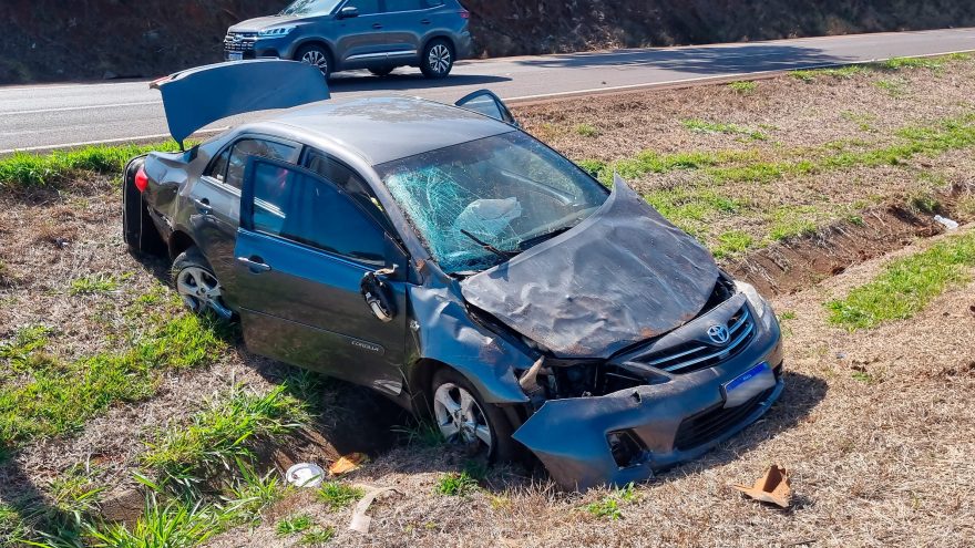 Corolla capota na BR-163 em Cascavel