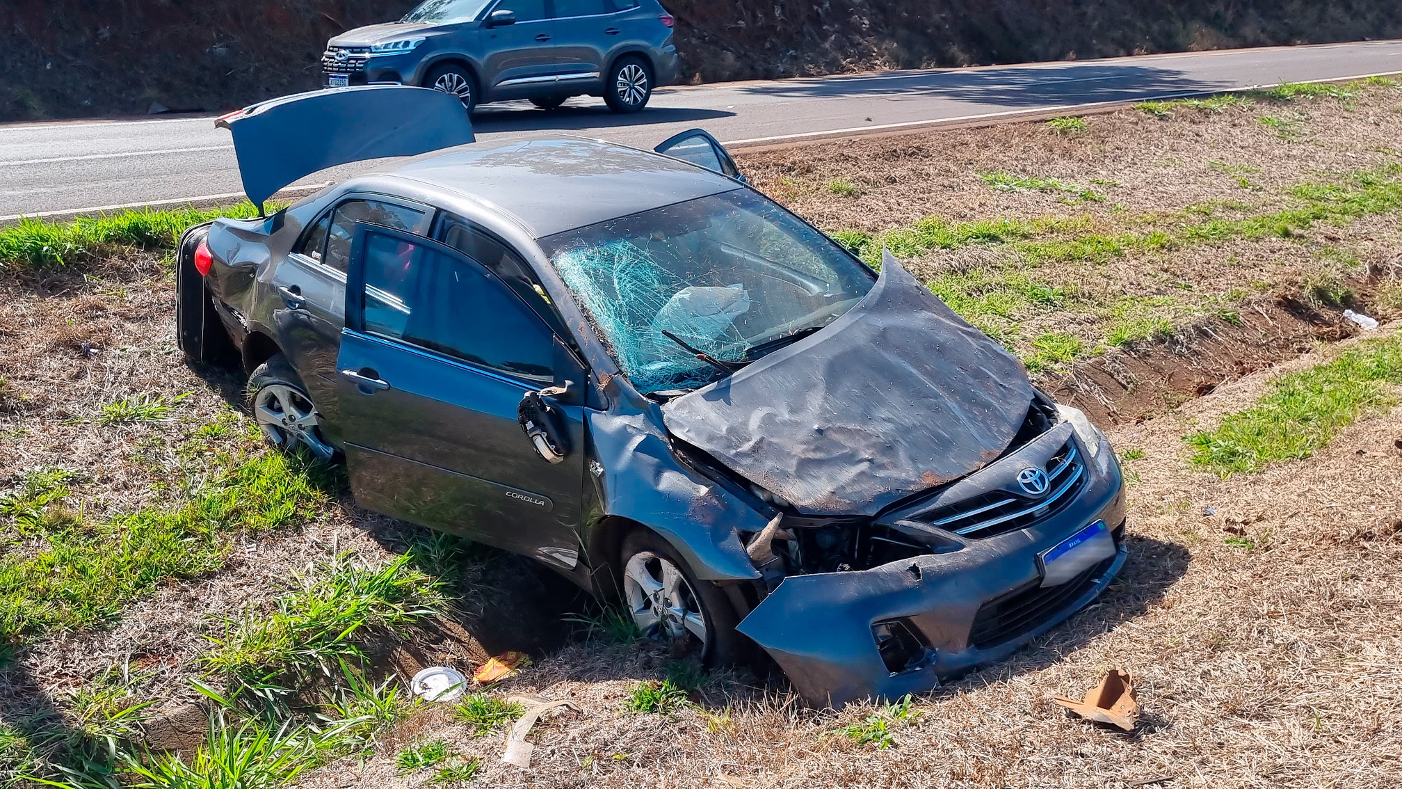 Corolla capota na BR-163 em Cascavel