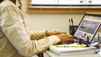 Pesquisa revela condições precárias do trabalho remoto no mundo Pesquisa revela condições precárias do trabalho remoto no mundo