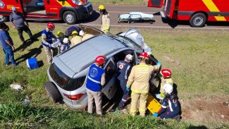 Grave colisão frontal entre Ecosport e carreta mobiliza equipes de socorro na BR-277, em Cascavel