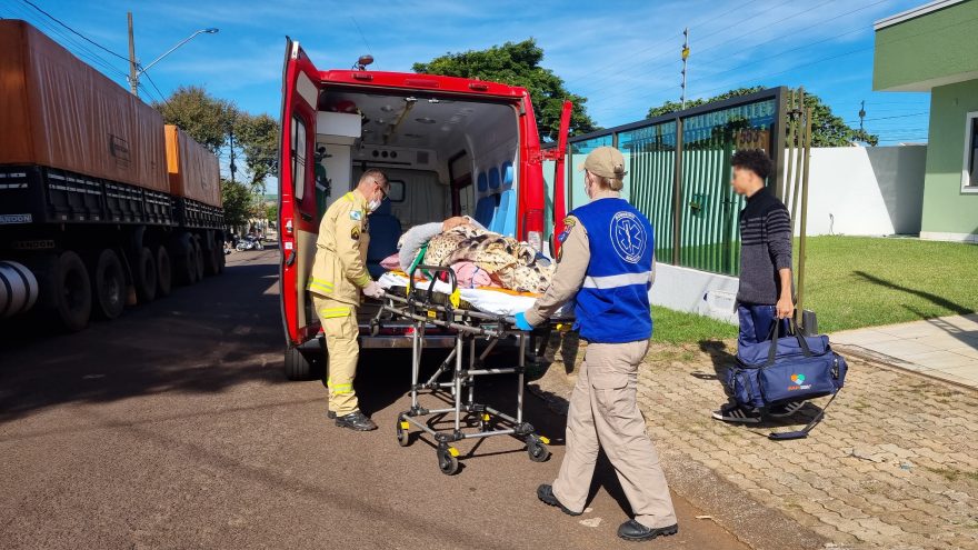 Mulher é socorrida após sofrer queda no bairro Universitário