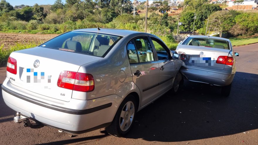Colisão traseira entre dois Polos é registrada na Rua Altemar Dutra e motorista acaba detido