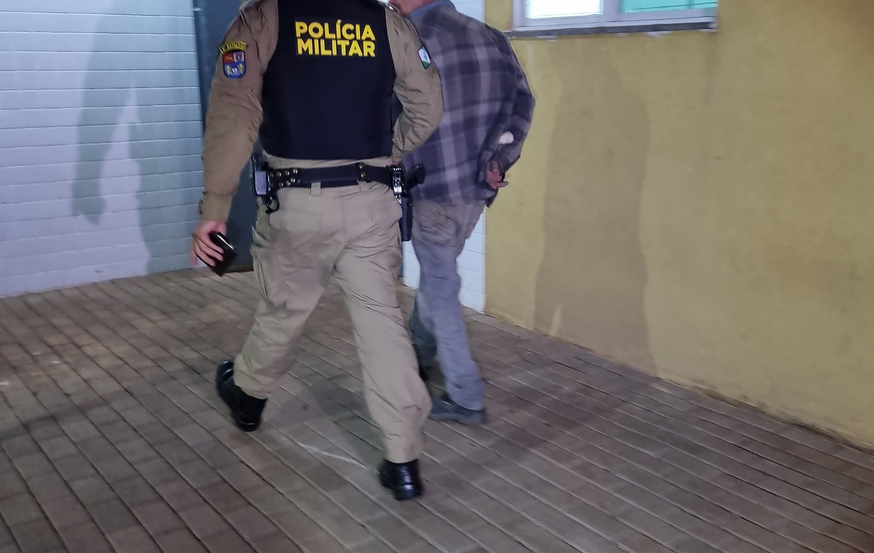 Homem é preso por bater na esposa no Bairro Coqueiral