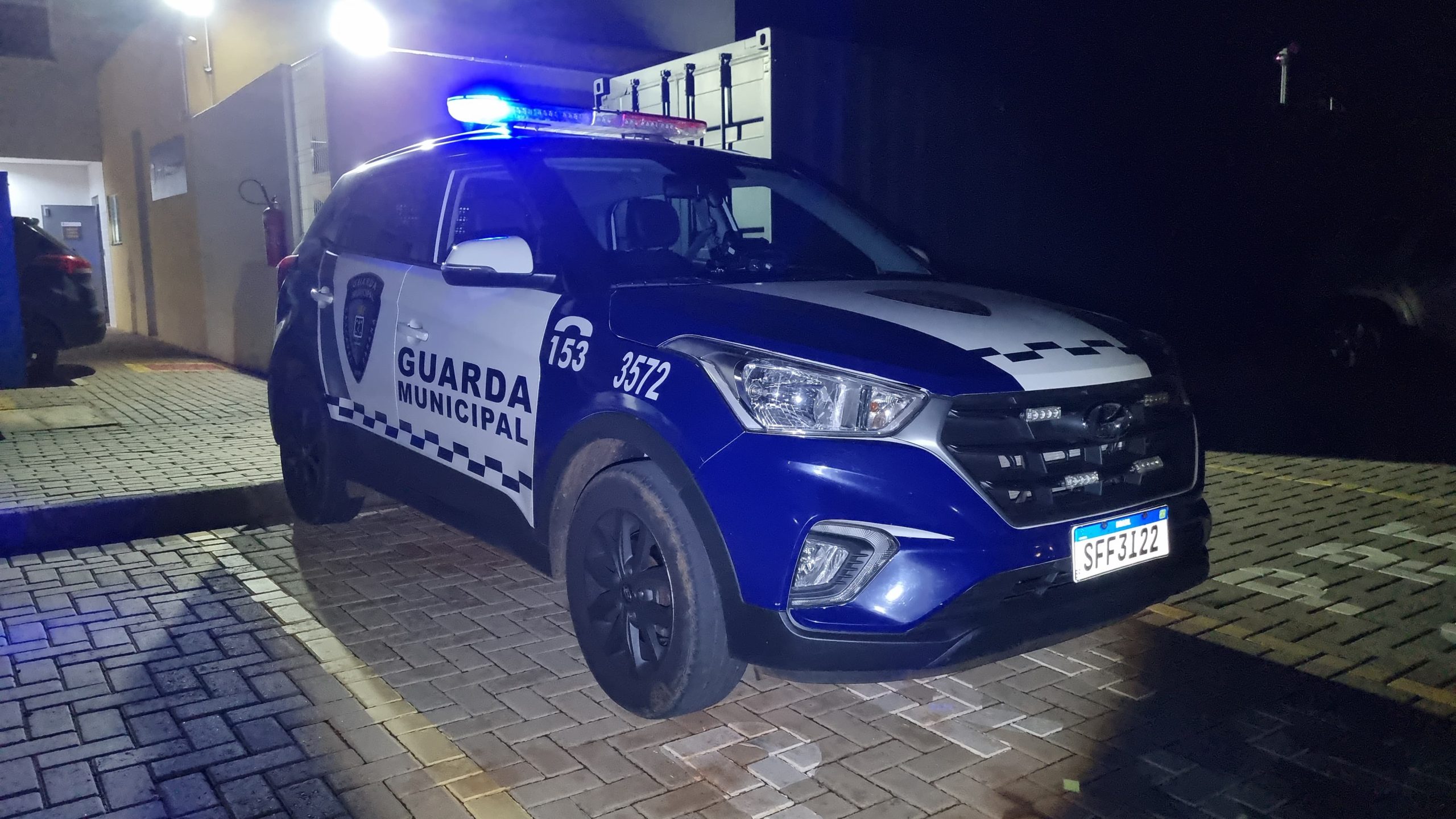 Após agredir a companheira, homem tira a roupa e resiste à prisão no Morumbi