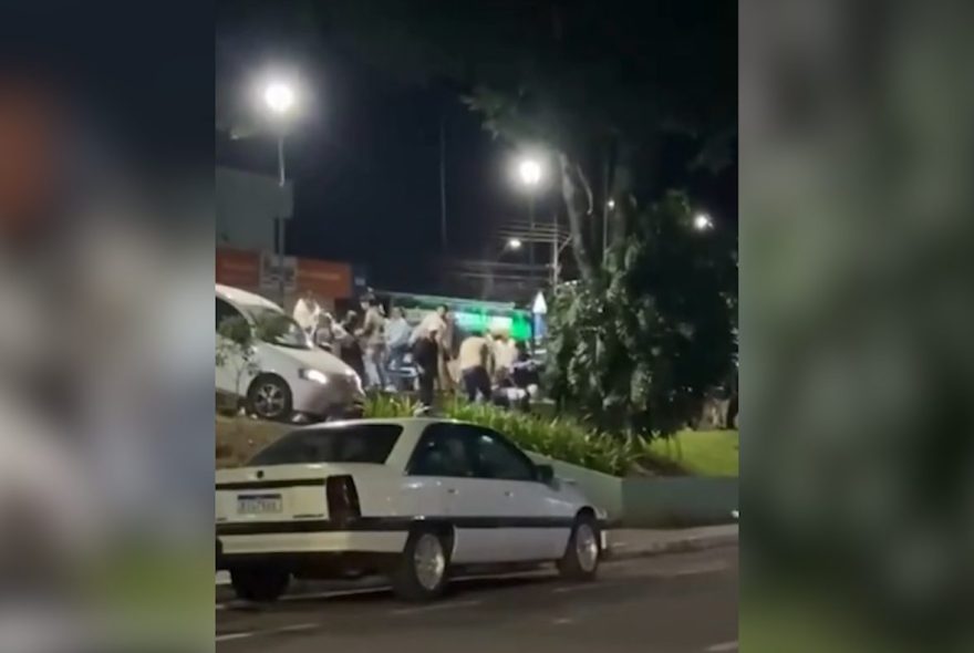 Vídeo mostra briga que terminou com mãe e filho atropelados