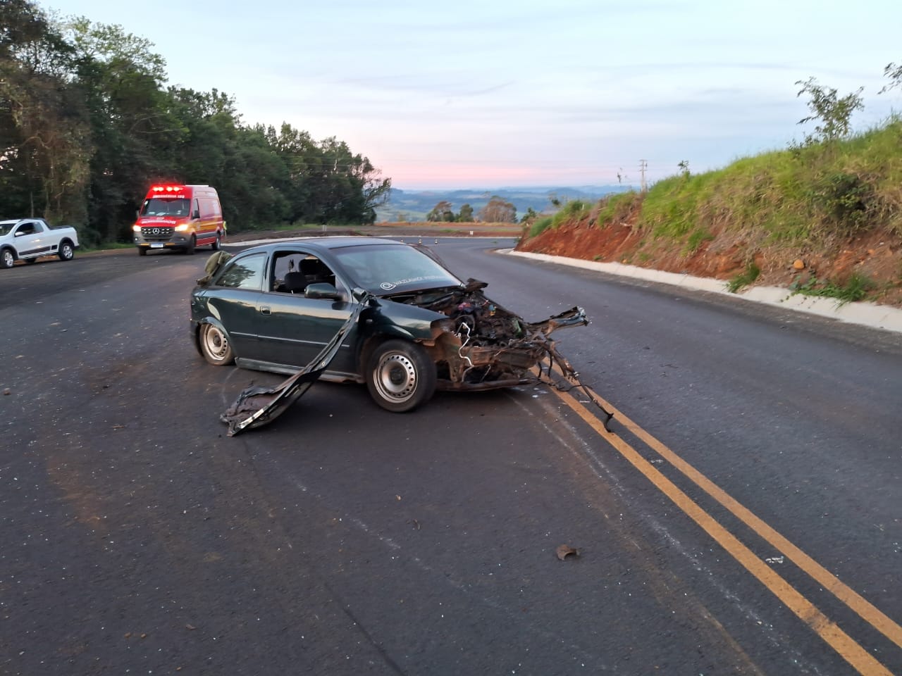 Jovens de 17 e 20 anos morrem após carro bater contra barranco de pedra na Região Oeste de SC
