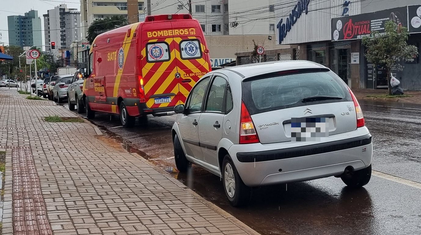 Acidente entre moto e carro mobiliza Siate na Rua Barão do Cerro Azul