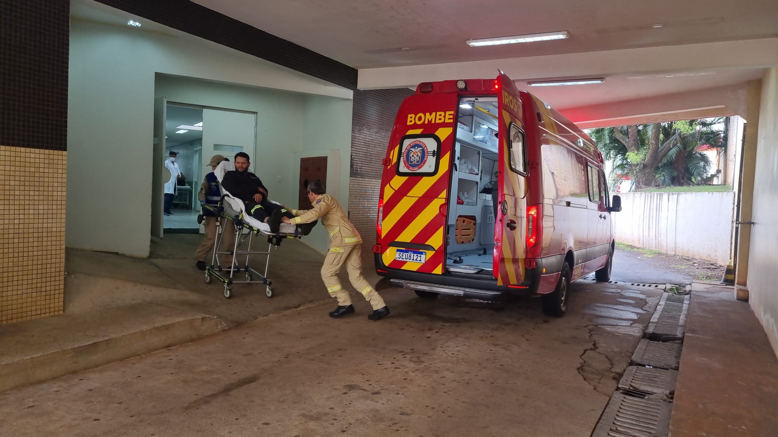 Trabalhador de telefonia sofre queda de quatro metros ao se desequilibrar em poste Trabalhador de telefonia sofre queda de quatro metros ao se desequilibrar em poste