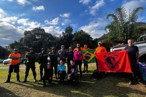 Imagem referente a Com apoio do IAT, mutirão recolheu cerca de 15 quilos de lixo do Pico Paraná