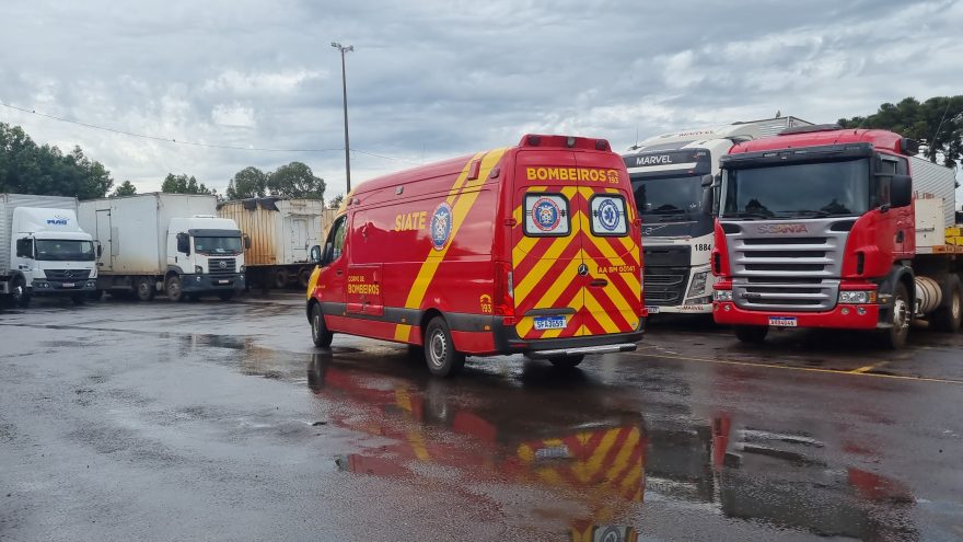 Caminhoneiro sofre amputação em acidente com máquina em pátio de combustíveis