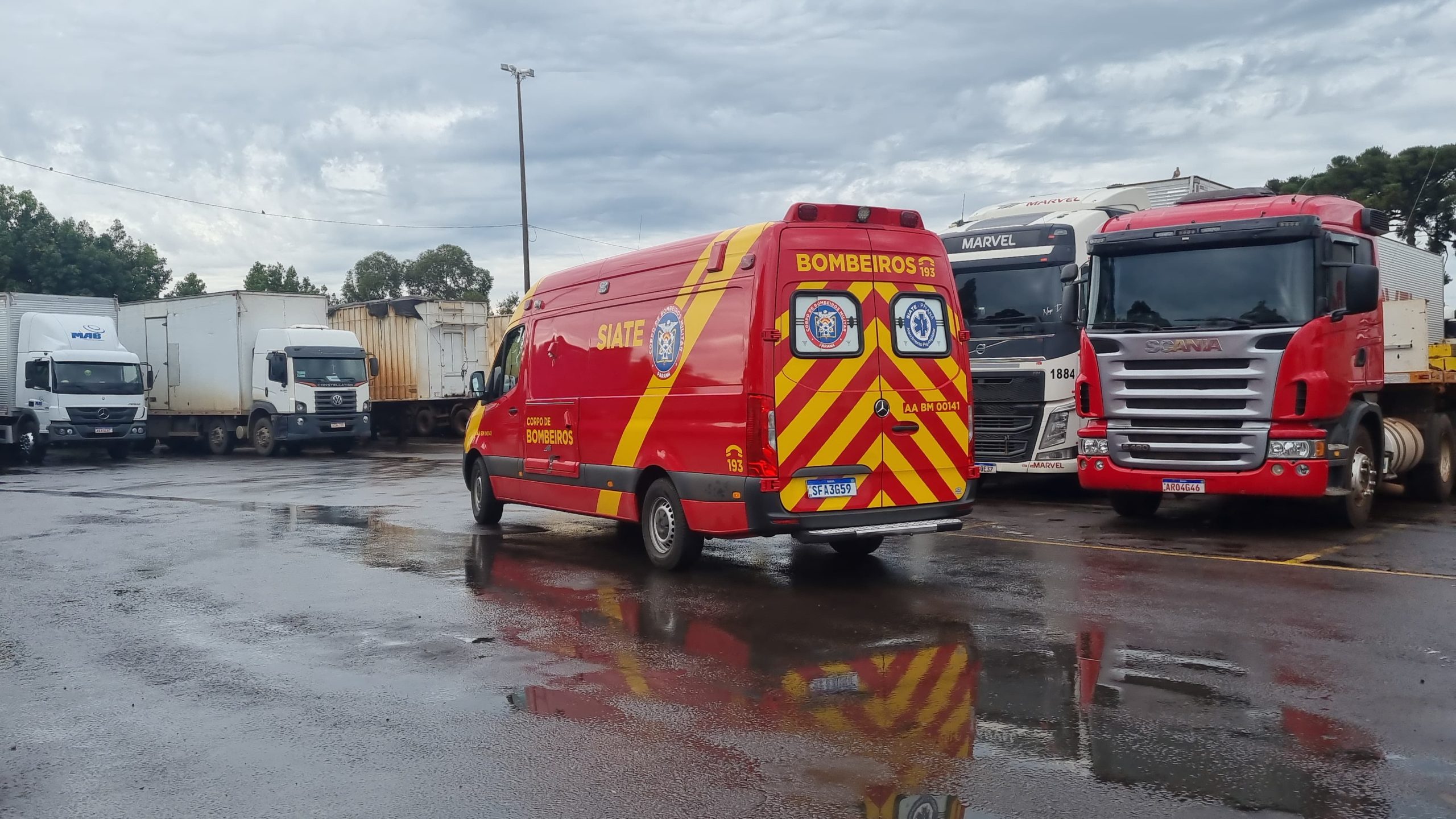 Caminhoneiro sofre amputação em acidente com máquina em pátio de combustíveis Caminhoneiro sofre amputação em acidente com máquina em pátio de combustíveis