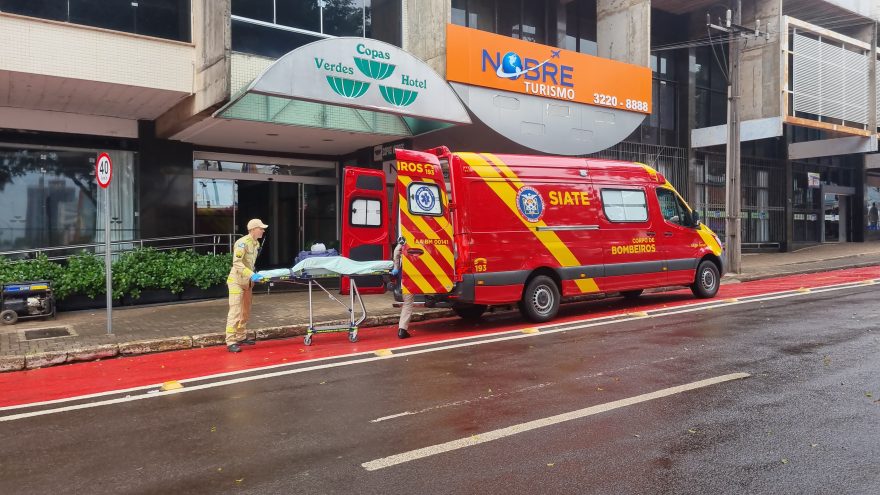 Mulher sofre queda em escadaria de hotel e é socorrida pelo Corpo de Bombeiros