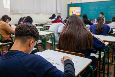 Governo regulamenta programa de educação em tempo integral na rede estadual Imagem referente a Governo regulamenta programa de educação em tempo integral na rede estadual