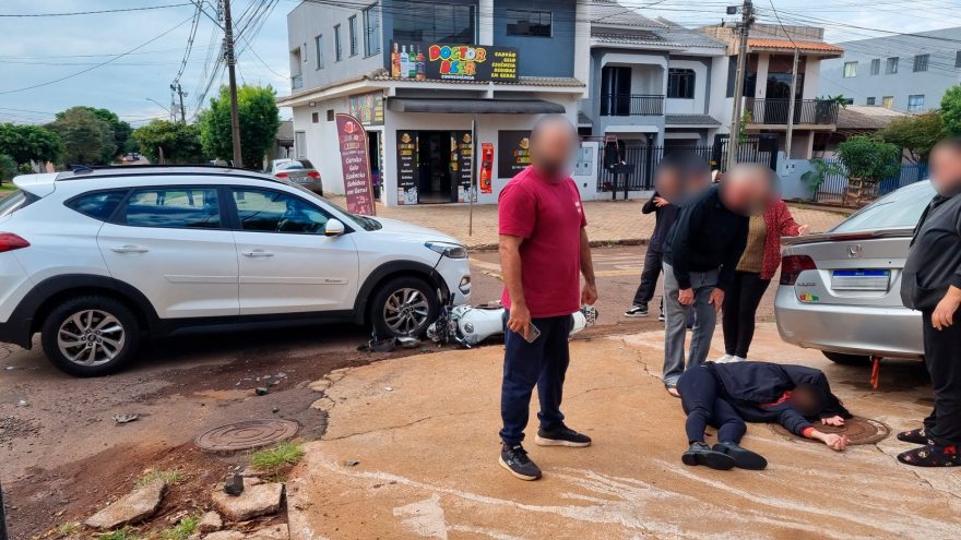Motociclista fica ferida após forte colisão de trânsito no Santa Cruz