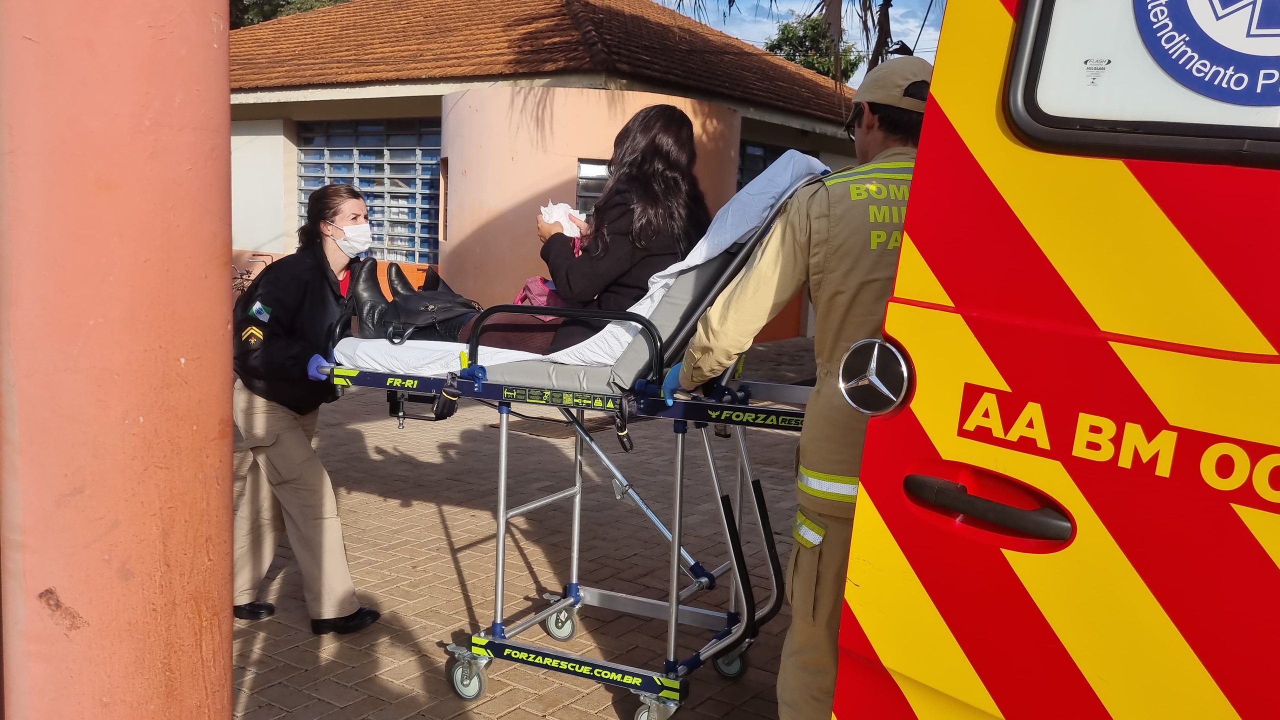 Mulher é socorrida pelo Siate no Colégio Jardim Consolata Mulher é socorrida pelo Siate no Colégio Jardim Consolata