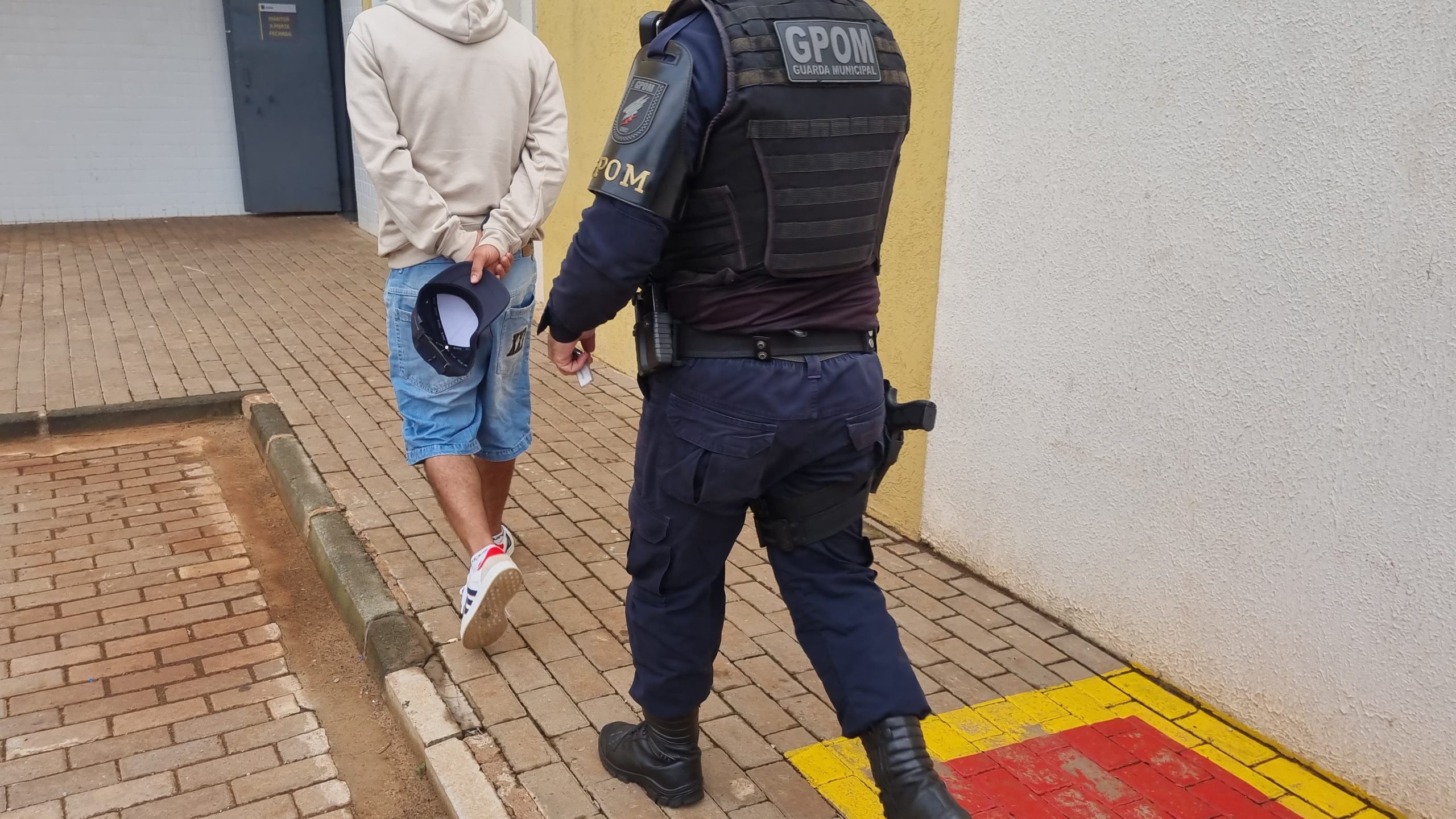 Com celulares e carregadores furtados, homem é preso pela Guarda Municipal Com celulares e carregadores furtados, homem é preso pela Guarda Municipal