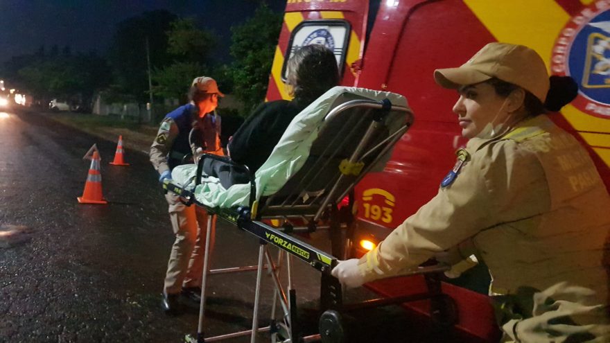 Acidente entre Prisma e moto deixa mulher ferida no Santa Cruz