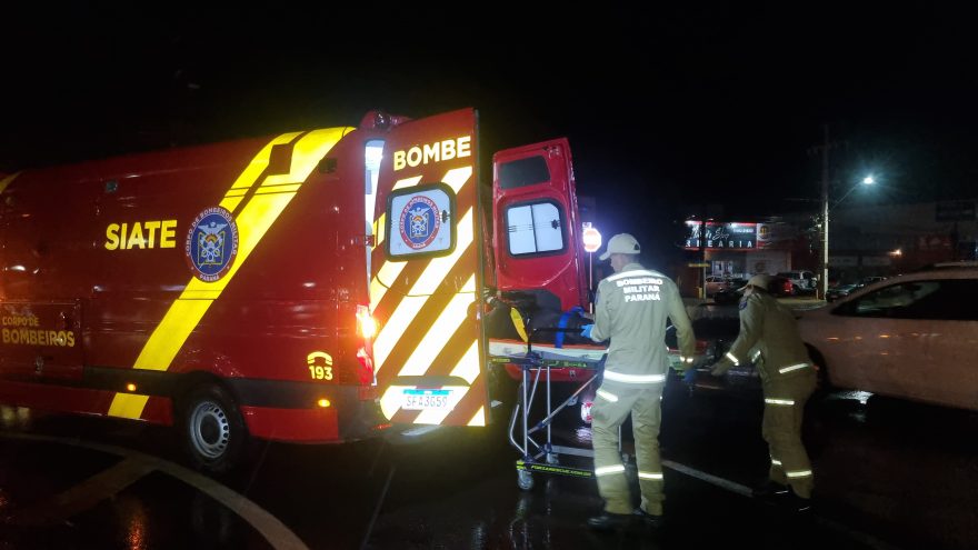 Ciclista fratura o tornozelo após acidente em rotatória na Avenida Carlos Gomes