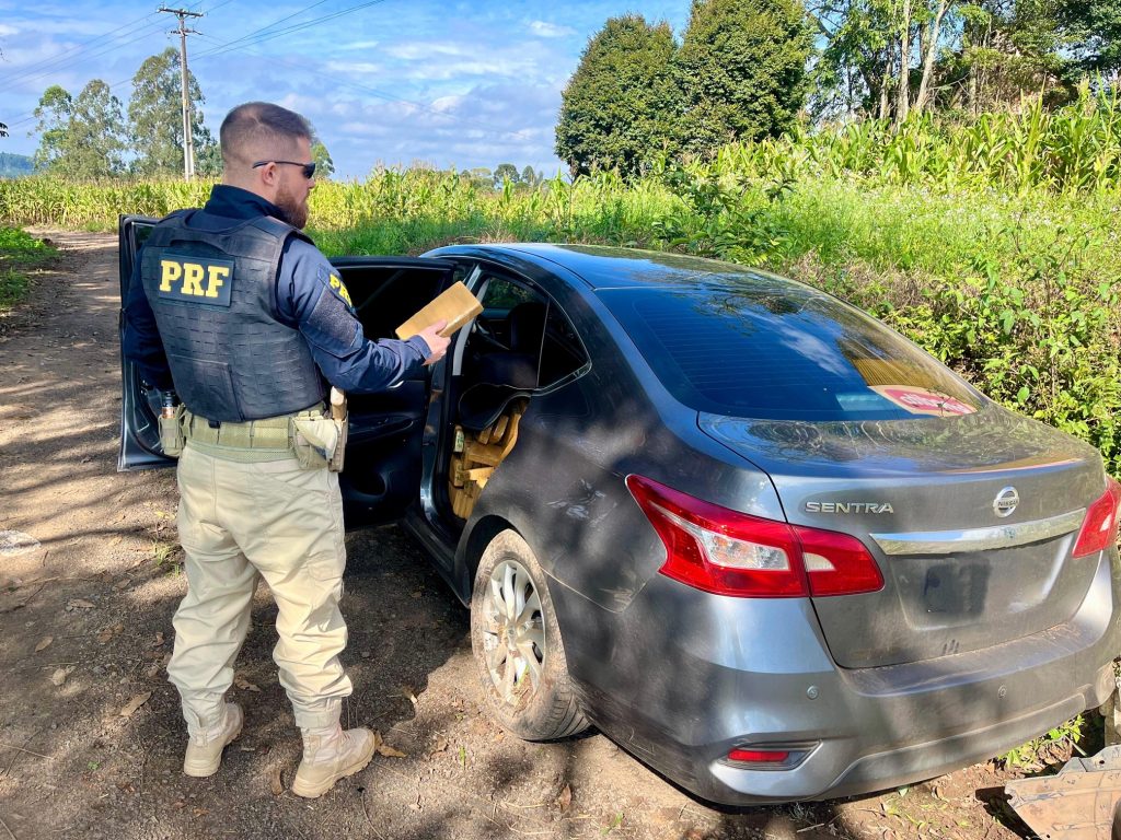 Motorista foge de abordagem na BR-277 e abandona carro com quase 200 kg de maconha