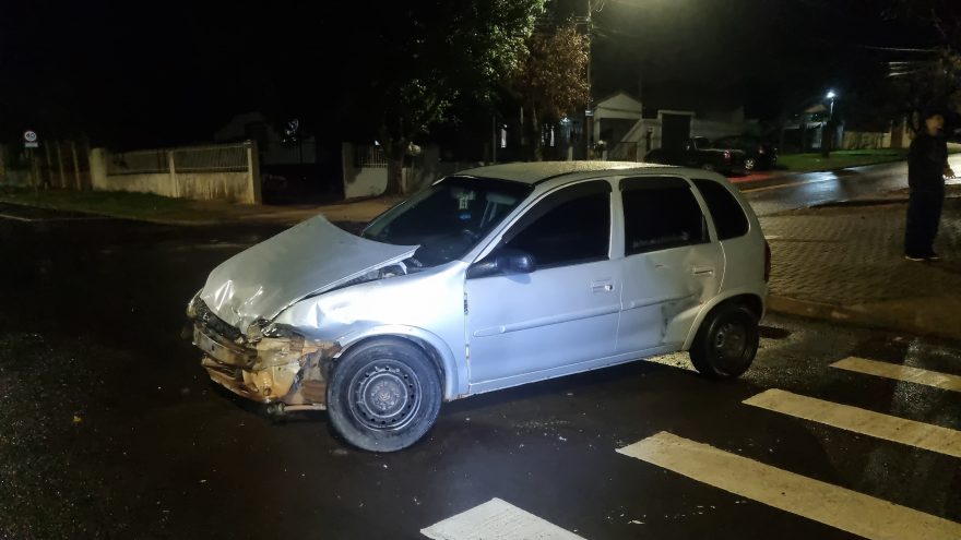 Motorista abandona Corsa após acidente de trânsito no Bairro Periolo