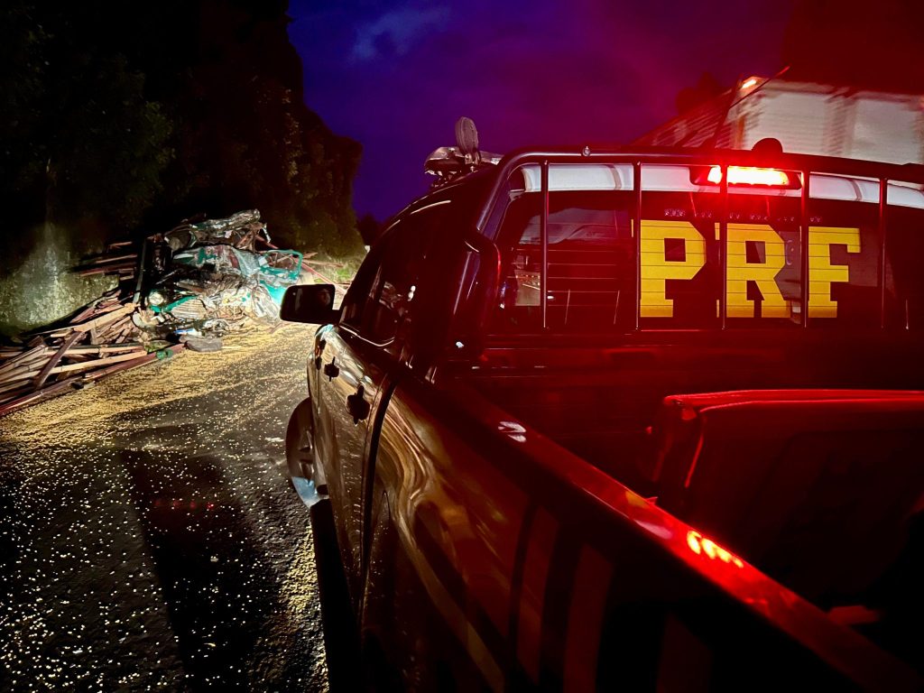 Motorista sofre ferimentos graves em colisão entre caminhões na BR-277 em Guarapuava