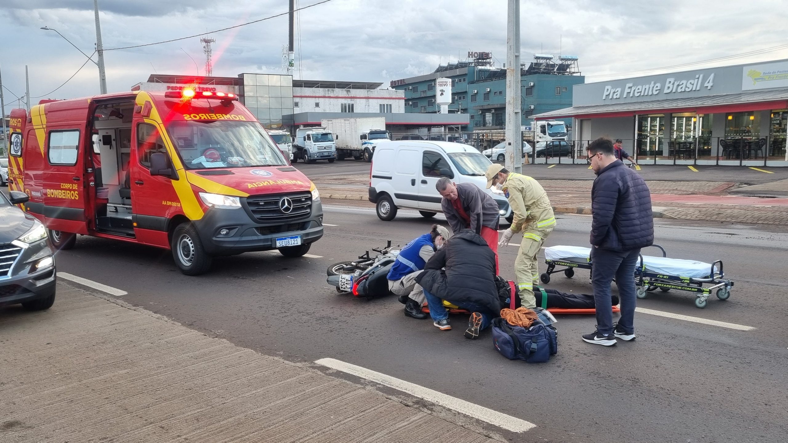 Colisão entre carro e moto deixa mulher ferida na Avenida Carlos Gomes