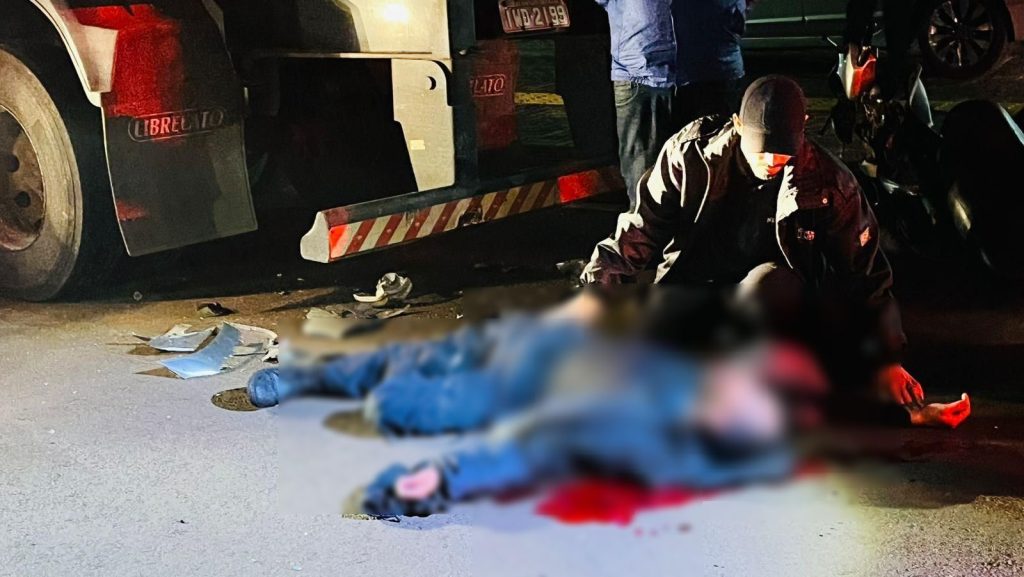 Motociclista sofre ferimentos graves após colidir contra carreta estacionada em Foz do Iguaçu