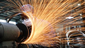 Produção industrial tem alta de 0,1% de março para abril