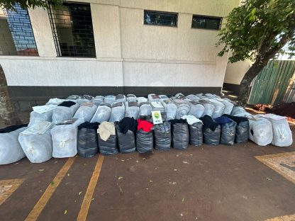BPRv apreende mais de 9 mil peças de roupas falsificadas na PR-323; carga está avaliada em R$ 350 mil Imagem referente a BPRv apreende mais de 9 mil peças de roupas falsificadas na PR-323; carga está avaliada em R$ 350 mil