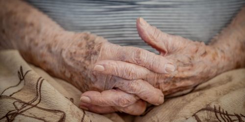Demência em idosos hospitalizados não é percebida em até 50% dos casos Imagem referente a Demência em idosos hospitalizados não é percebida em até 50% dos casos