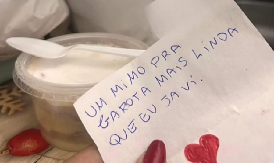 Adolescente morre após comer bolo de pote enviado com mensagem romântica Adolescente morre após comer bolo de pote enviado com mensagem romântica