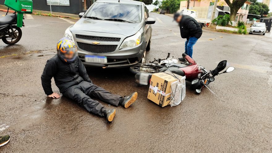Motociclista fica ferido após colisão com carro na Rua Jacarezinho