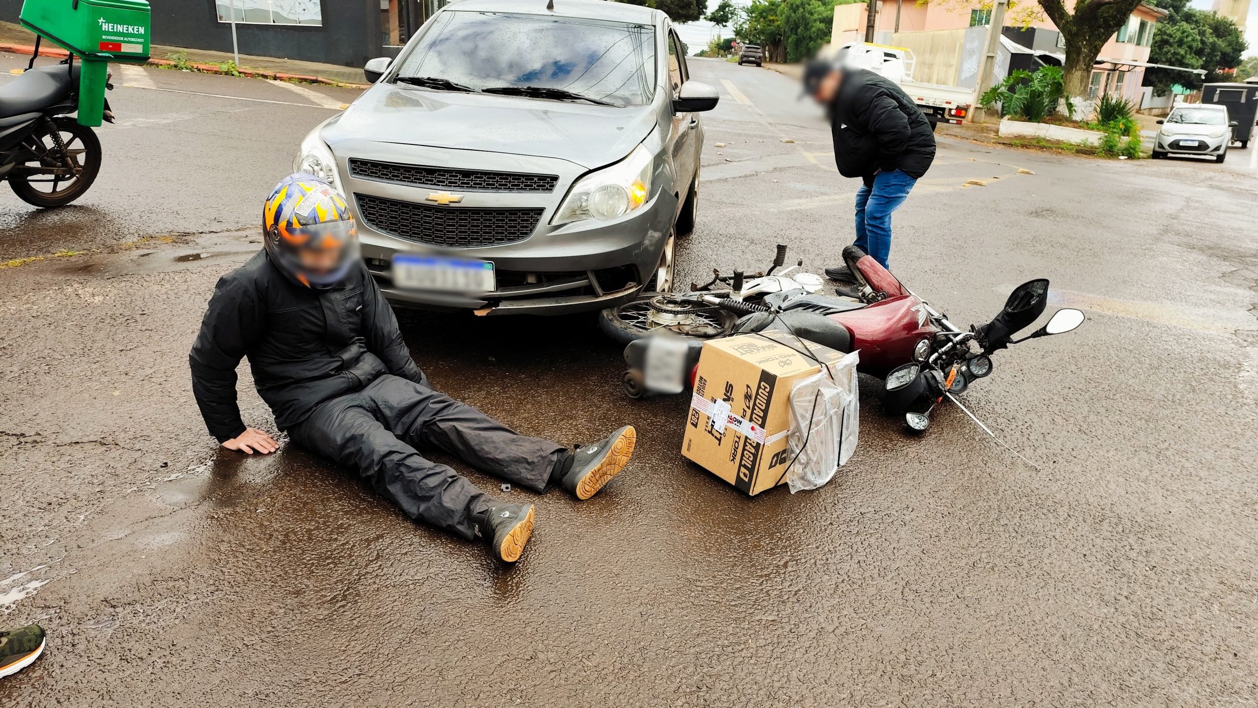 Motociclista fica ferido após colisão com carro na Rua Jacarezinho Motociclista fica ferido após colisão com carro na Rua Jacarezinho