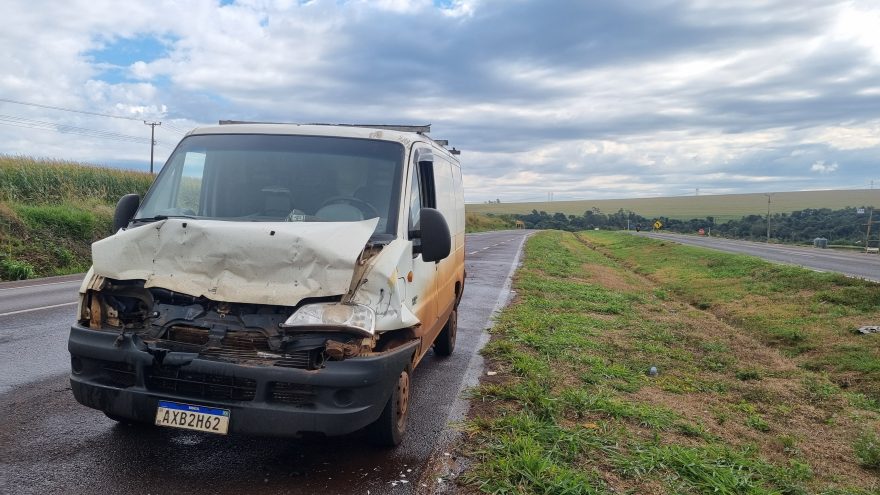 Van e caminhonete se envolvem em colisão traseira na BR-163, em Cascavel
