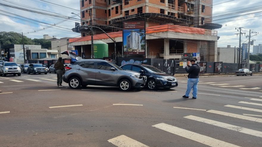 Civic e Creta se envolvem em colisão no cruzamento das Ruas Carlos de Carvalho e Recife