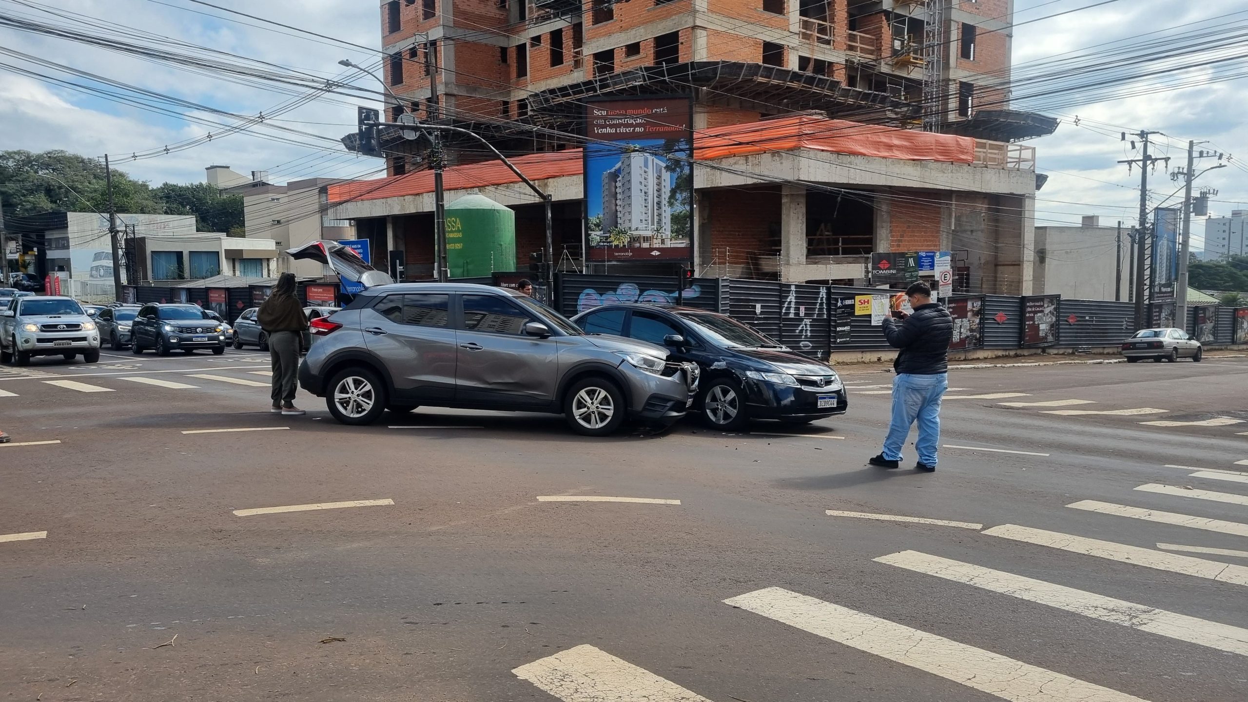 Civic e Creta se envolvem em colisão no cruzamento das Ruas Carlos de Carvalho e Recife Civic e Creta se envolvem em colisão no cruzamento das Ruas Carlos de Carvalho e Recife