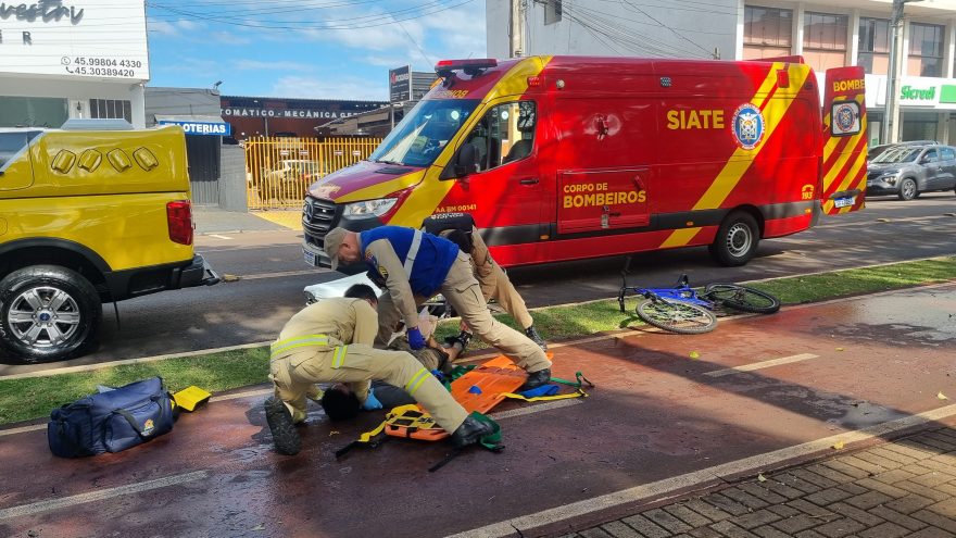 Ciclista tem suspeita de fratura no joelho após acidente na Avenida Brasil